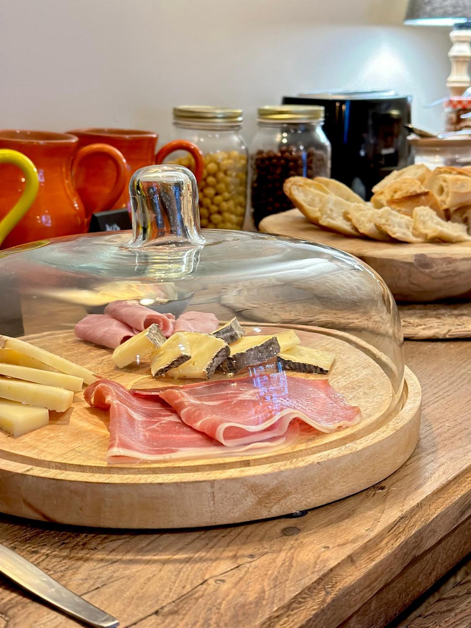 Maison Roucas - Restaurant Et Chambres D'Hotes Solérieux Eksteriør billede
