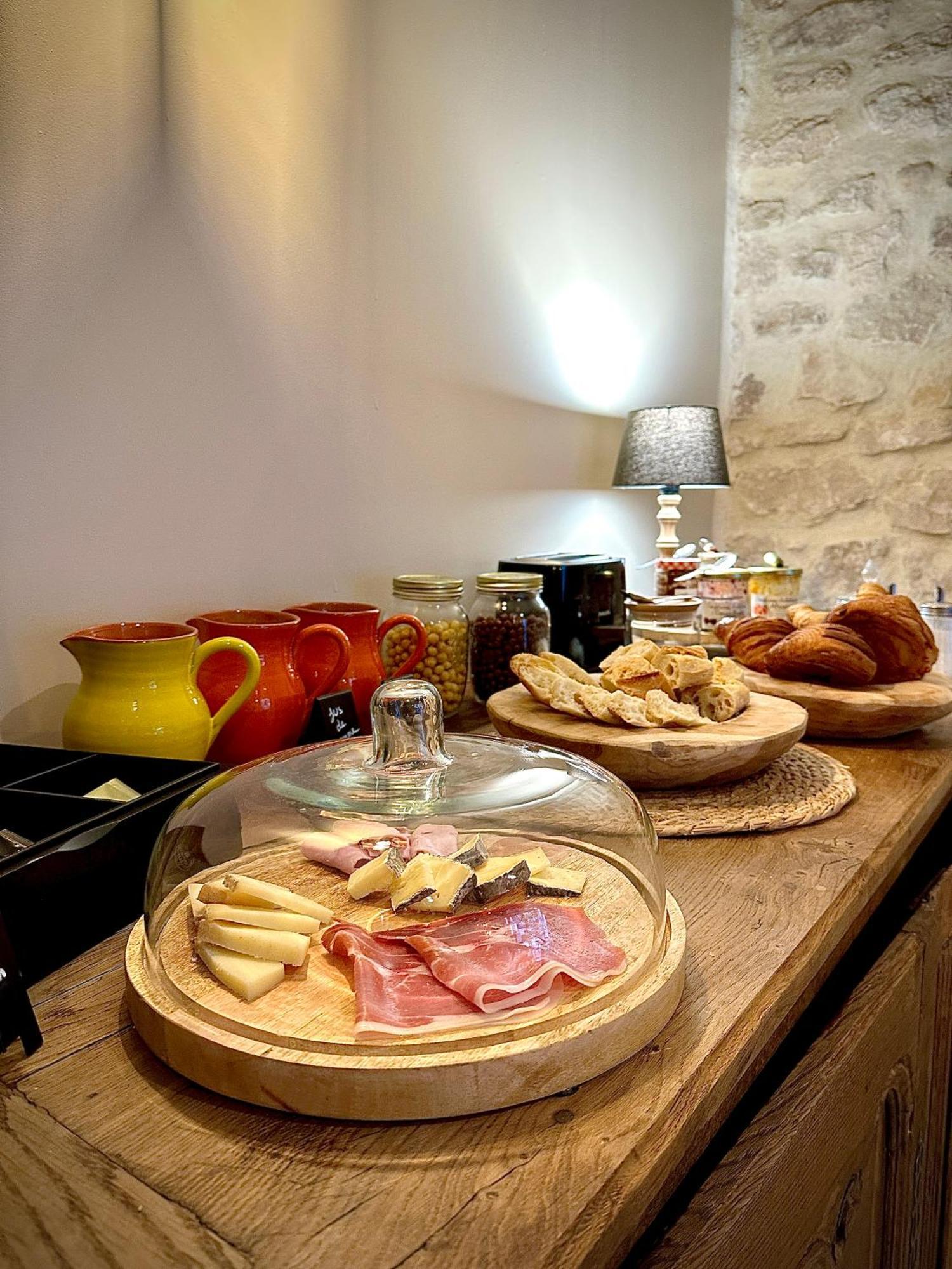 Maison Roucas - Restaurant Et Chambres D'Hotes Solérieux Eksteriør billede